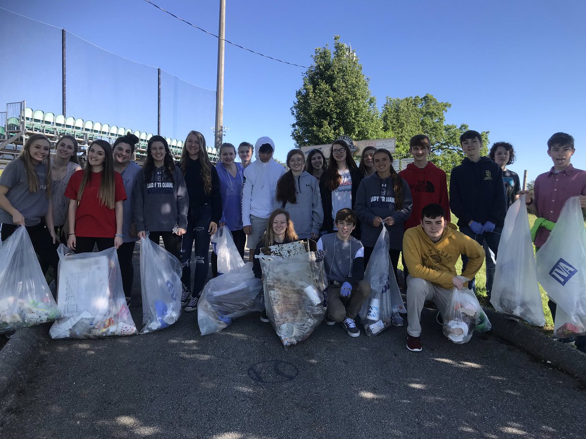 SDHSFutureReady's tweet photo. FRI Environmental Science students spent their Earth Day 🌎 doing some campus beautification! #EarthDay2019 #wecare #teamwork https://t.co/FV1Snd1xkB