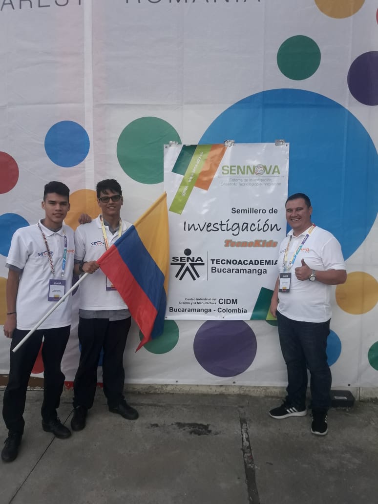 #SomosSENA en el 🌍| En el mundial Infomatrix #Rumania 2019, nuestros aprendices santandereanos, Daniel Manosalva, Jhon Arenas Martinez y el facilitador de la #Tecnoacademia Bucaramanga, Jorge Rincón, presentan su proyecto CNC a partir de materiales electrónicos reciclables.