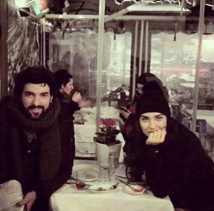 HananMo82993514's tweet photo. @SandyBarrient12 @Artistanbul1 @EnginSpain @EnTu4ever @EnTu_forever @Rosa26915780 @turcasmega @Tubabustun_Arg @ROSELVY57 @nereinma @malucinefila @LaMujerDeEngin @lolarroni1 The most beautiful couple in the Turkish drama the wonderful artist Engin Akyuerk "omer Demir "and the beautiful actress tube "Elif"
😘❤💞💋😊👌👍 https://t.co/AGbmuGr8qe