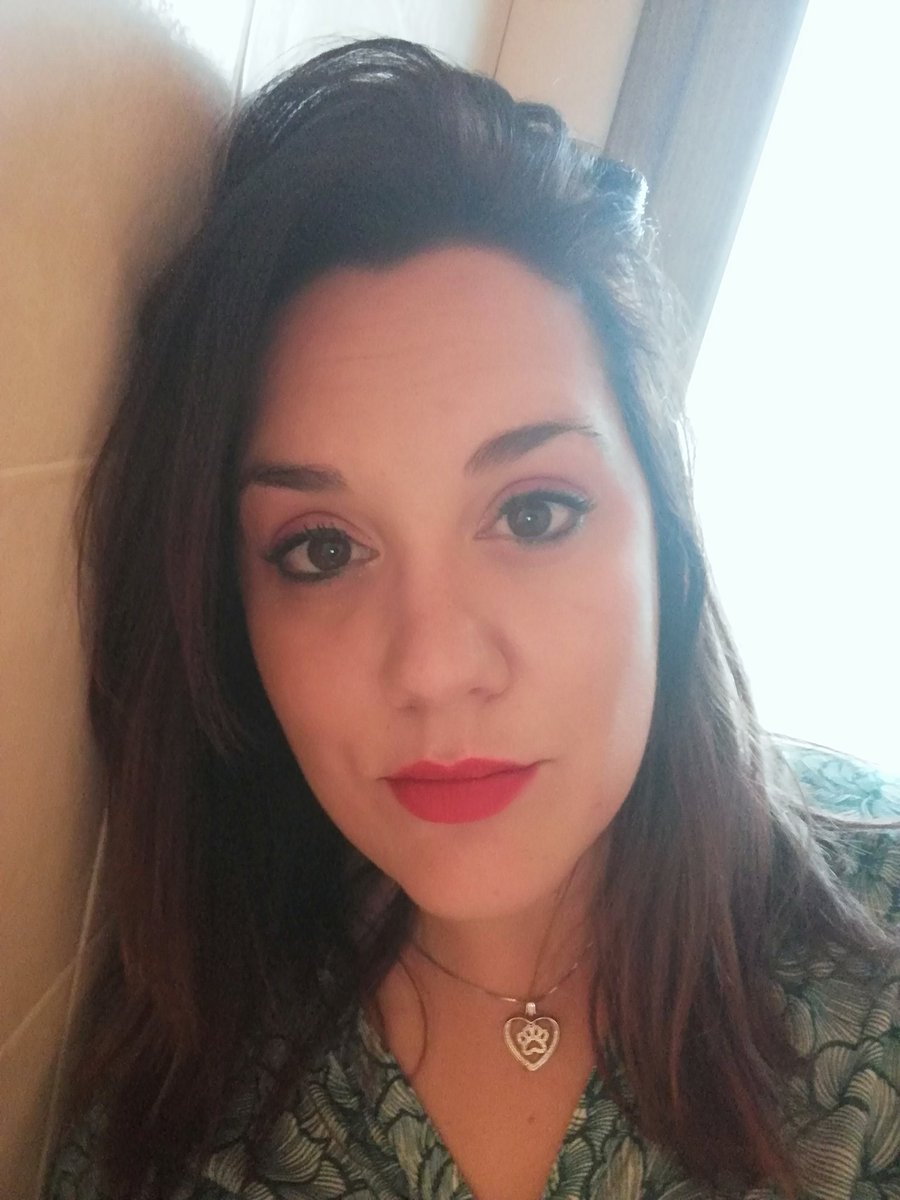 Bisognerebbe scegliere due occhi davvero importanti e alla sera, prima d’andare a dormire, prendere a leggerli. Come il più bello dei libri.
(Comeprincipe, Twitter)

#occhi #libro #importanti