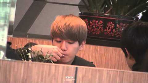 EXOLFOR12384555's tweet photo. BaekHyun enserio cambia mi ánimo, cuando lo veo muy delgaducho me preocupo demasiado porque sé que a él le encanta comer;-; yo sería feliz de verlo comer como a el le guste #BBMAsTopSocial EXO @weareoneEXO https://t.co/A3FC9fdL6t