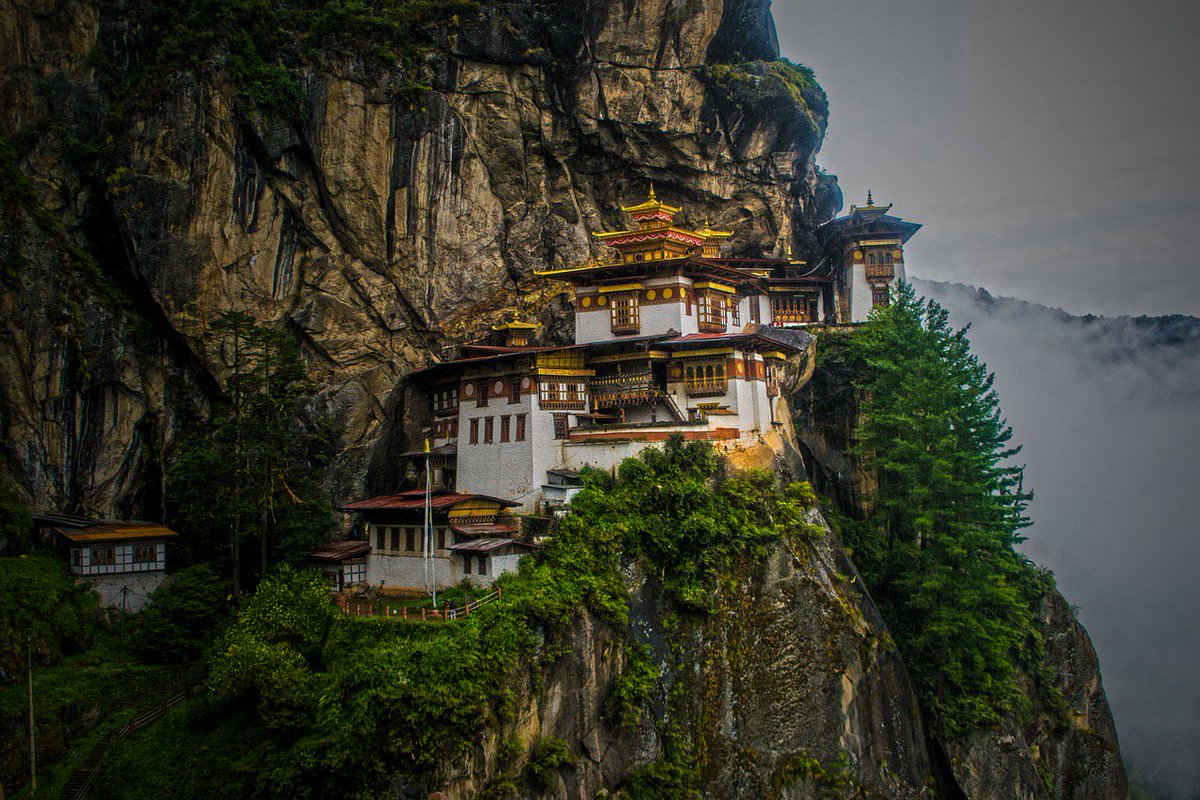 PlacesWS's tweet photo. Taktsang Palphug Monastery more famous as Paro Taktsang is a Buddhist temple complex which clings to a cliff, 3120 meters above the sea level on the side of the upper Paro valley, #Bhutan
#Places #Travel #Curiosity https://t.co/wkjH17w1v1