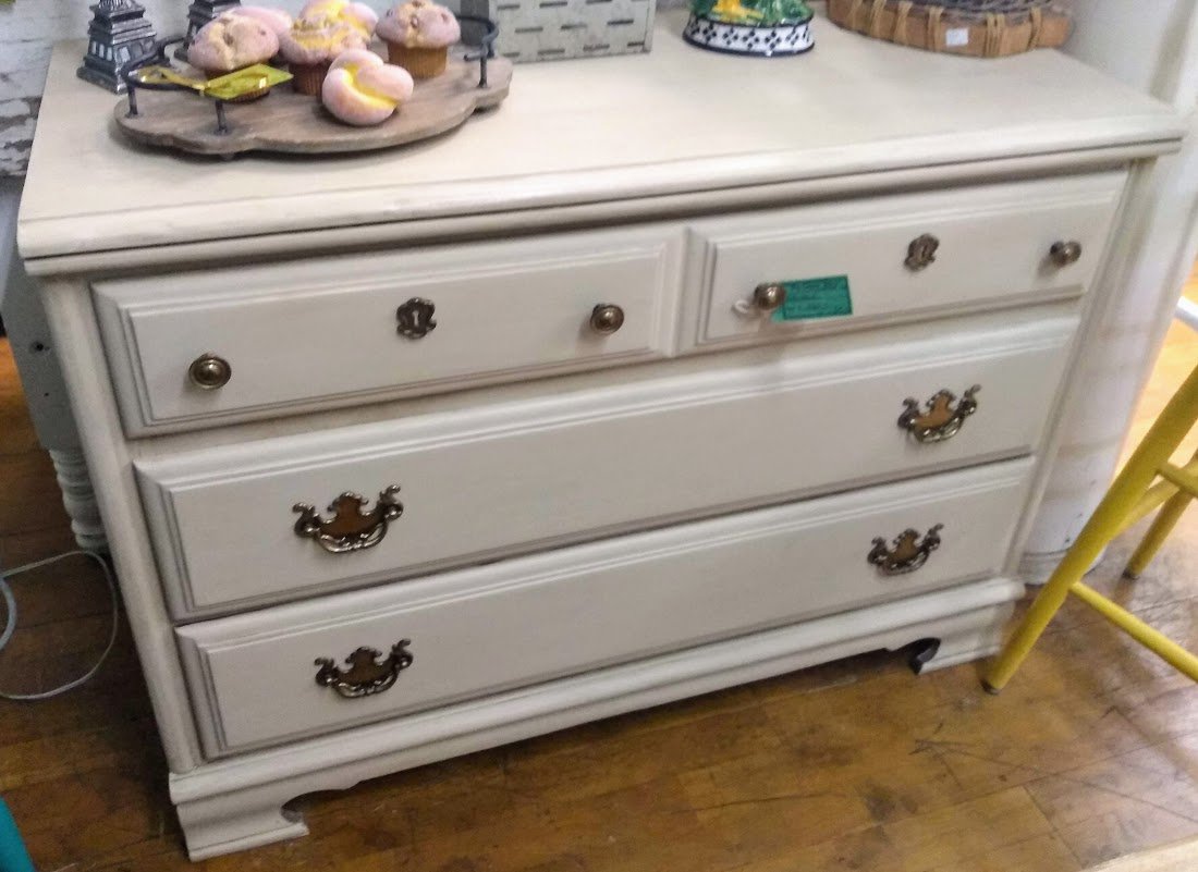 OBCornerStore's tweet photo. Upcoming #ChalkPaint by #AnnieSloan #BeginnerWorkshops @OBCornerStore #SanDiego Sat., 4/27 &amp; 5/18; 10am-1pm. Learn 4 paint &amp; 3 wax techniques to turn #oldfurniture into #DIY #paintedtreasures. $75. Register by phone 619-222-1911. https://t.co/JRVkBflho6
