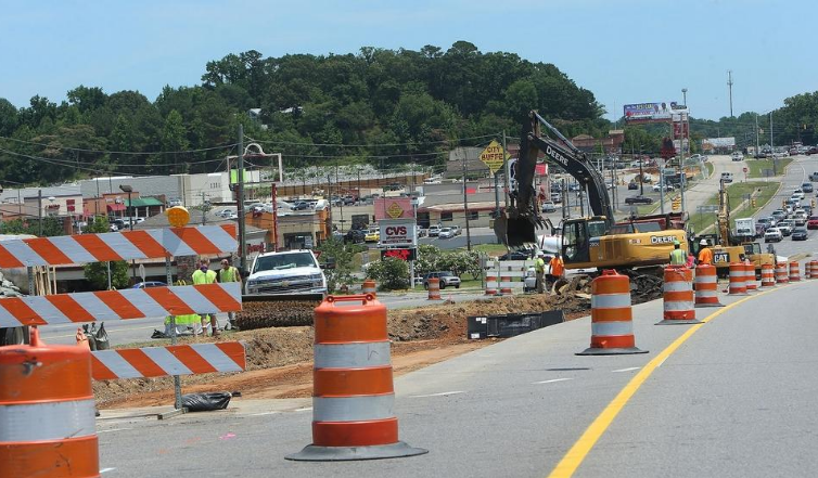tuscaloosanews's tweet photo. Gov. Ivey announces state gas tax bill will fund an expansion of McFarland Boulevard slated to begin in 2020
https://t.co/FdoqYbE0Ht https://t.co/SINJpGlFLL