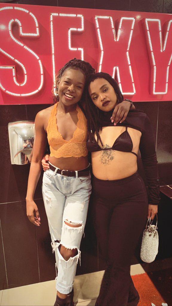 d3b_ad3's tweet image. Im convinced that black women are made out of brown sugar, honey, cocoa and gold. #Lovetheskinyourein #imlearning 🌚🍫