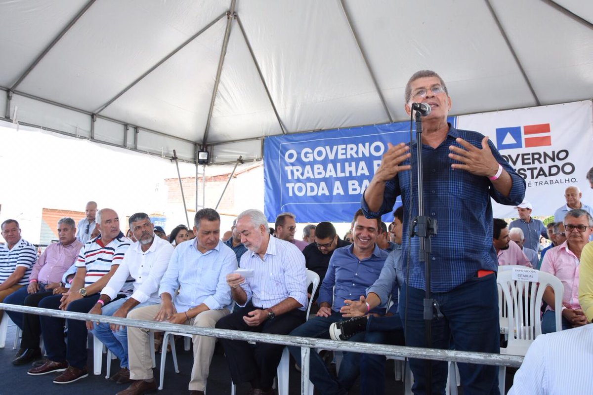 zeraimundovca's tweet photo. Hoje colocamos o pé na estrada para acompanhar a agenda do governador Rui Costa nos municípios de Maiquinique e Itarantim. A população da região comemorou a entrega da #BA270. Mais de 27 quilômetros foram recuperados, um investimento de R$ 10 milhões. #investimentos #ruicorreria https://t.co/FIEZINK8Bg