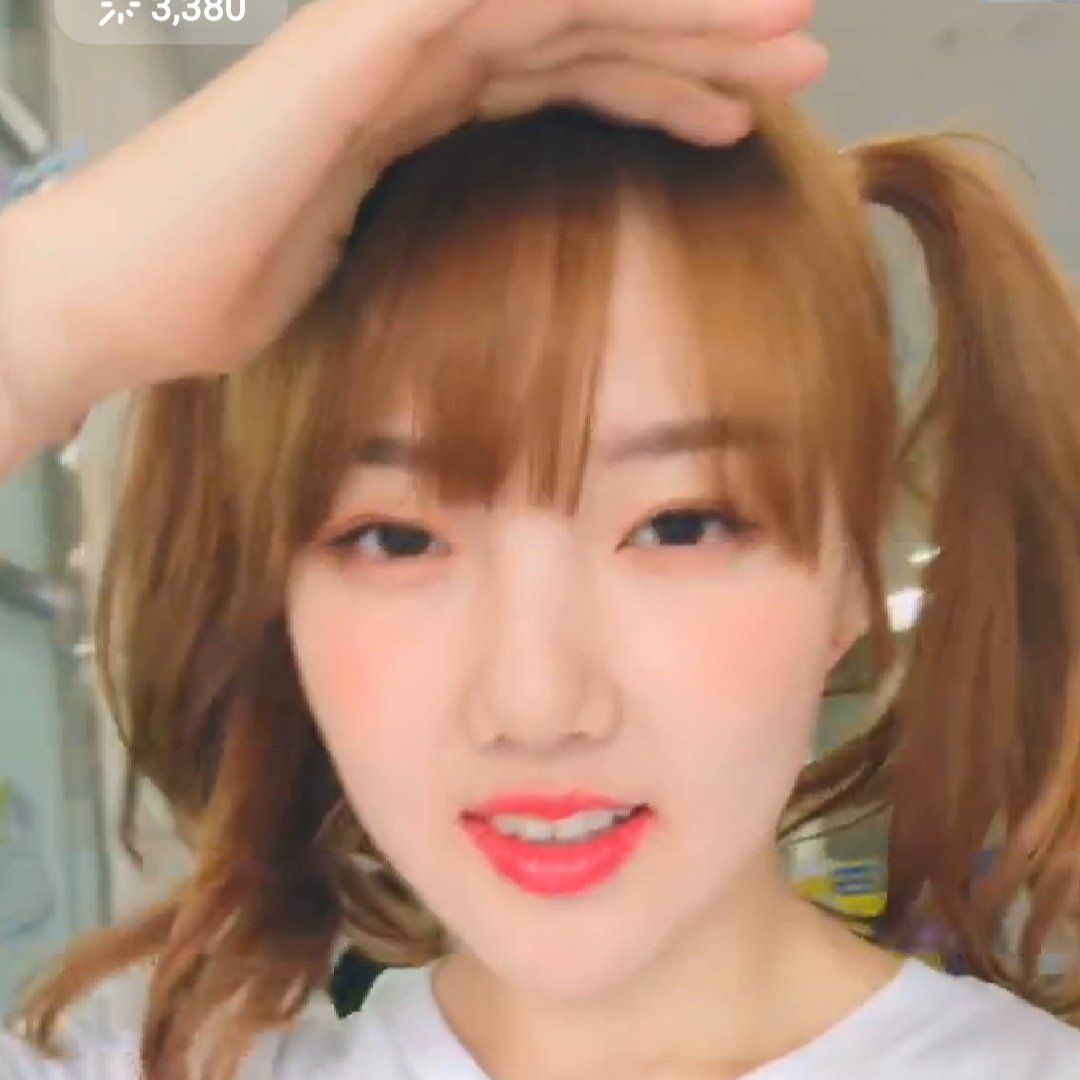 EunrinJ's tweet photo. Our Yennie did a vlive yesterday 😍

🐥🐣🐥 Surprised! 

#2jung #eunrin #Yerin #예린 #GFRIEND #여자친구 https://t.co/2QPFozHA4k