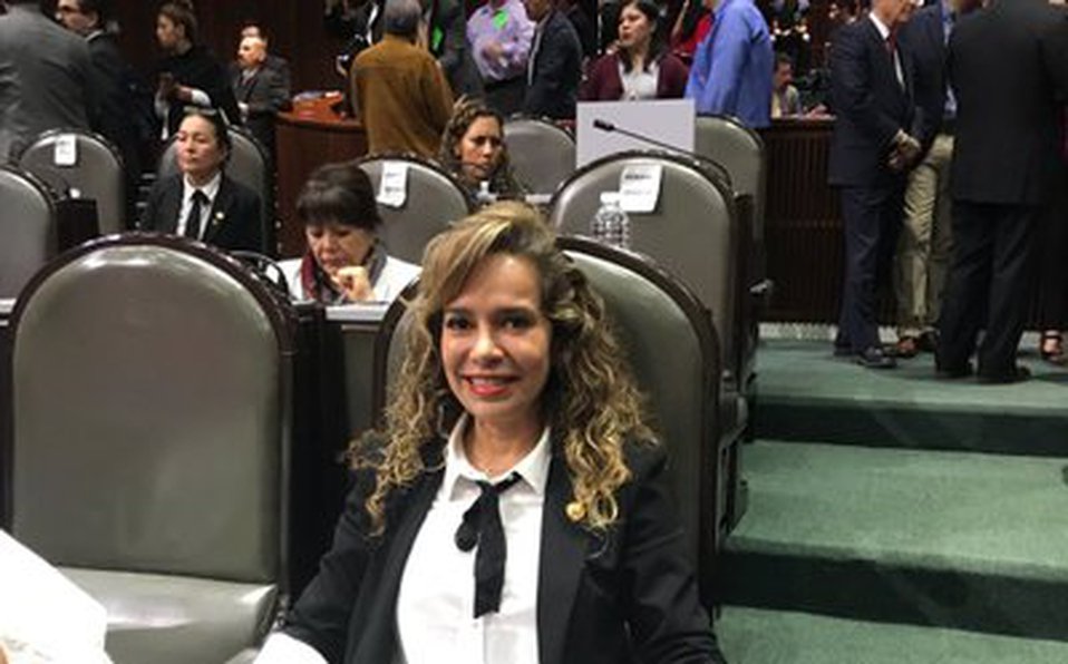 Milenio's tweet image. Ella es la diputada de #Morena regala condones con su nombre
mile.io/2L4NtMm