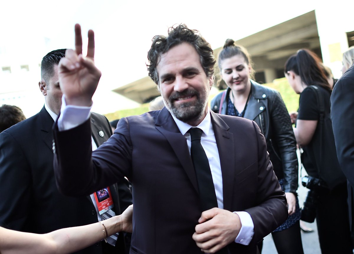 ruffalocentral's tweet photo. First look at @MarkRuffalo attending the #AvengersEndgame Los Angeles Premiere. https://t.co/xO5QAvCY89
