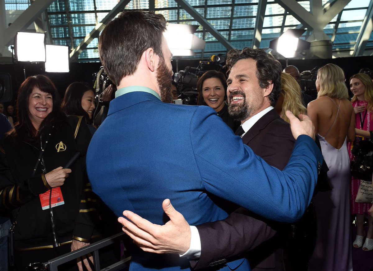 ruffalocentral's tweet photo. First look at @MarkRuffalo attending the #AvengersEndgame Los Angeles Premiere. https://t.co/xO5QAvCY89