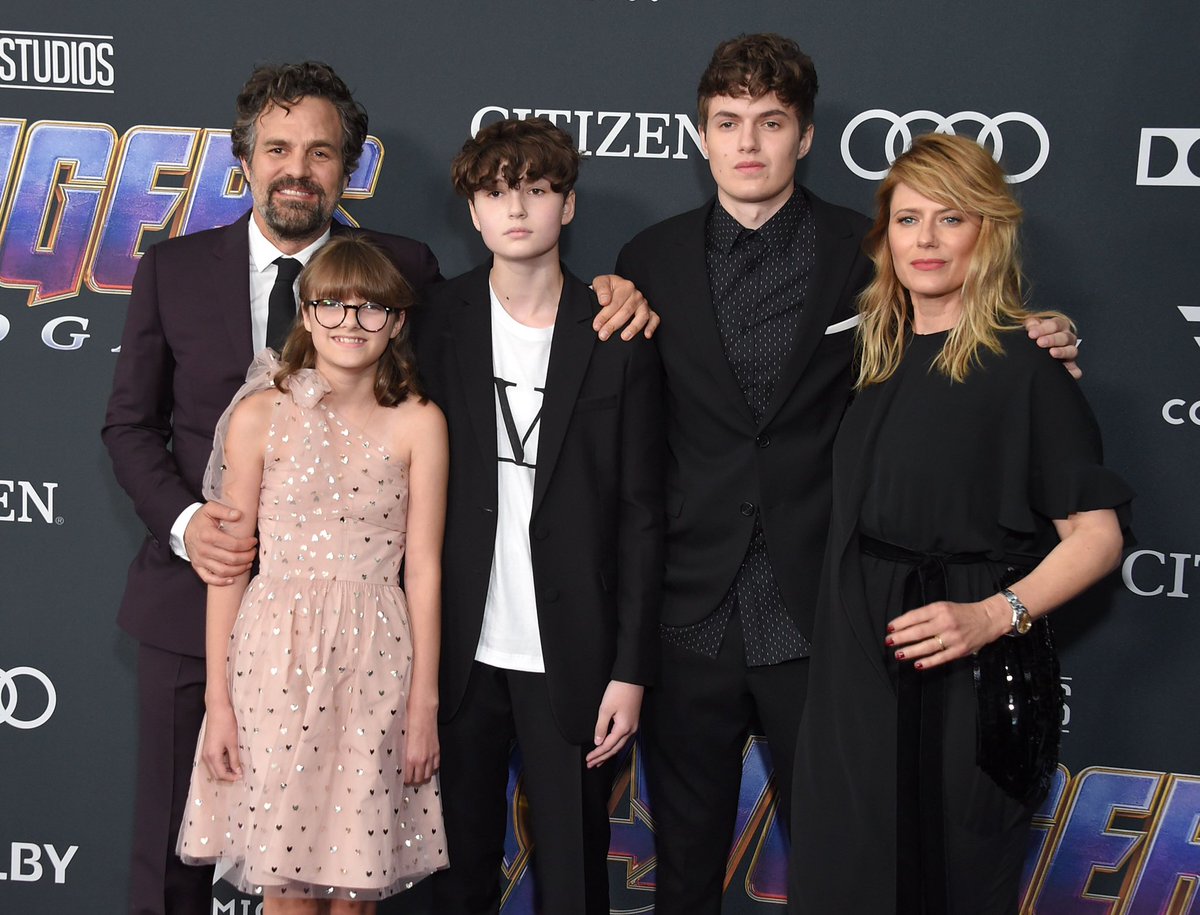 ruffalocentral's tweet photo. First look at @MarkRuffalo attending the #AvengersEndgame Los Angeles Premiere. https://t.co/xO5QAvCY89