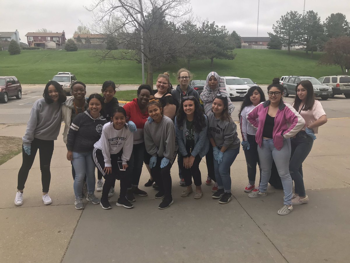 CollPossibleOMA's tweet photo. There is a lot less trash on the grounds of @OPSNorthwest thanks to these amazing students and their @AmeriCorps @ServeNE coach Bri! Service is an important component of our program! We ❤️ giving back to the Omaha community. #earthday https://t.co/TmCjMpjSSR