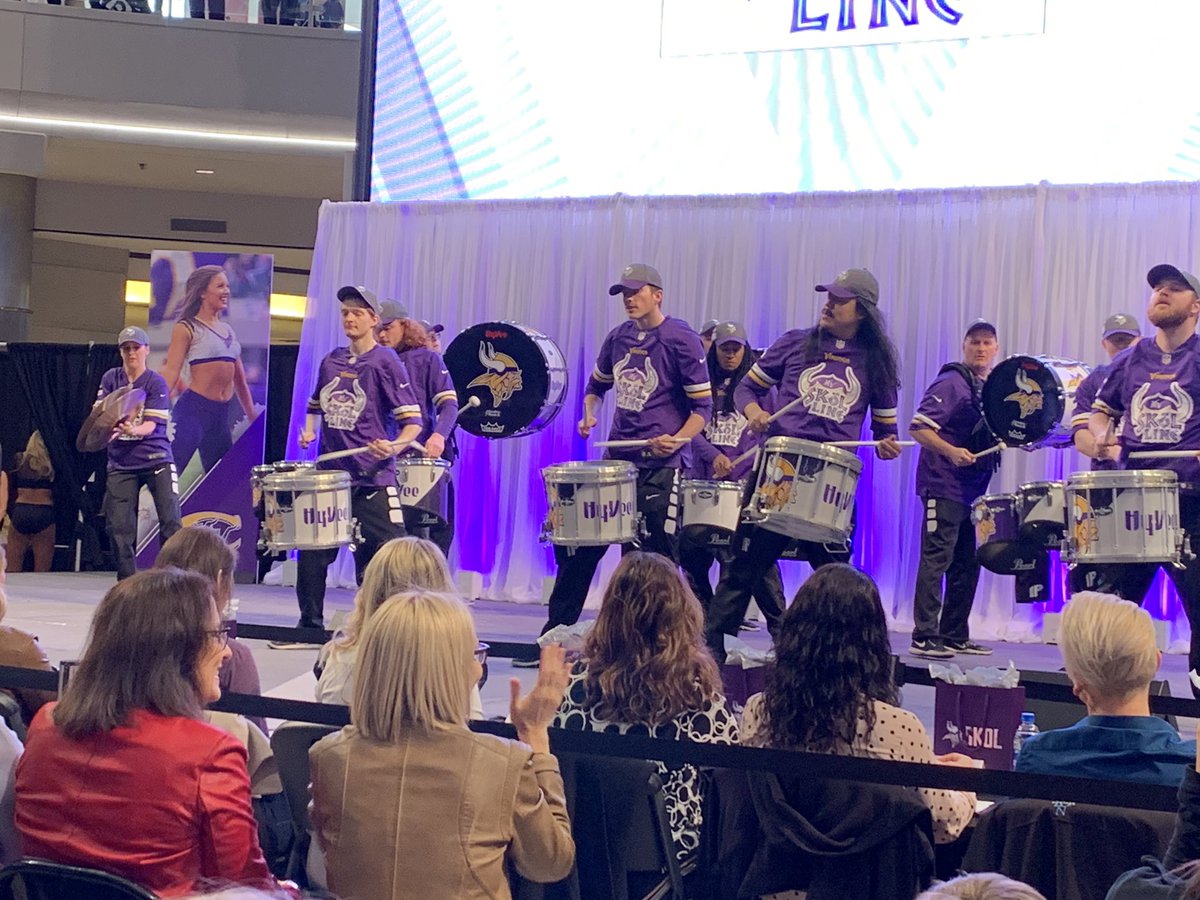 KimmerGHansen's tweet photo. @mallofamerica the perfect host for @MVCheerleaders tryouts tonight. Many ‘veterans’ are here to cheer them on. #richdancehistory #greatperformers #smartwomen #talent #sisterhood #MVCAlumni https://t.co/Lke5eUldGv