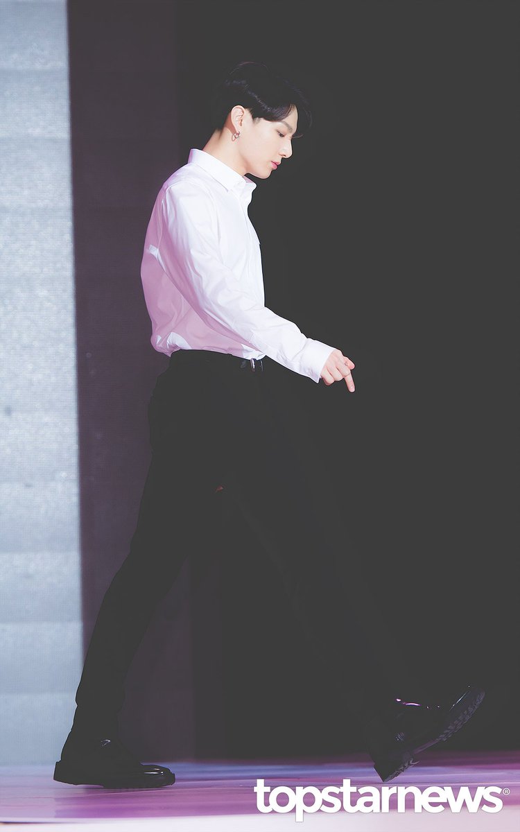 btskives's tweet photo. driver roll up the partition please #BBMAsTopSocial BTS @BTS_twt https://t.co/SHRzQmjglt