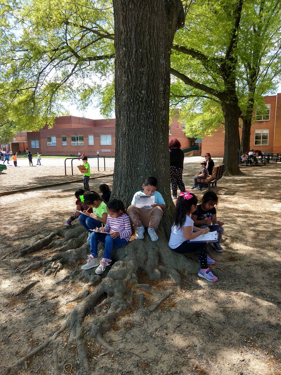 EarlyEdEgan's tweet photo. Working hard as engineers while also enjoying this beautiful Earth Day! @MrsWalker_BES @BaileysStem @SaraQuesenbery https://t.co/UHL5tioAFI