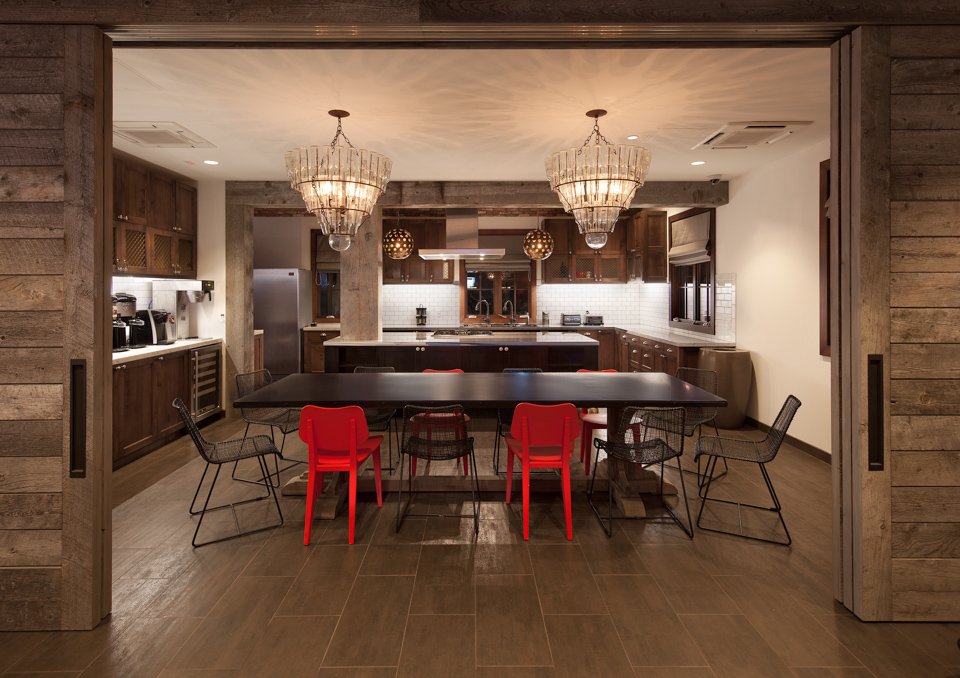 ABdesignstudio's tweet photo. TheWayfarerSB's communal kitchen and lounge areas in the lobby serve as an epicenter of gathering for patrons.
.
.

General Contractor: youngconstruction
Photo credit: jimbartschphotographer
.
.

#architecture #design #interiordesign #thewayfarersb #funkzonesb #visitsantabarbara https://t.co/q3gP7MuxQ7