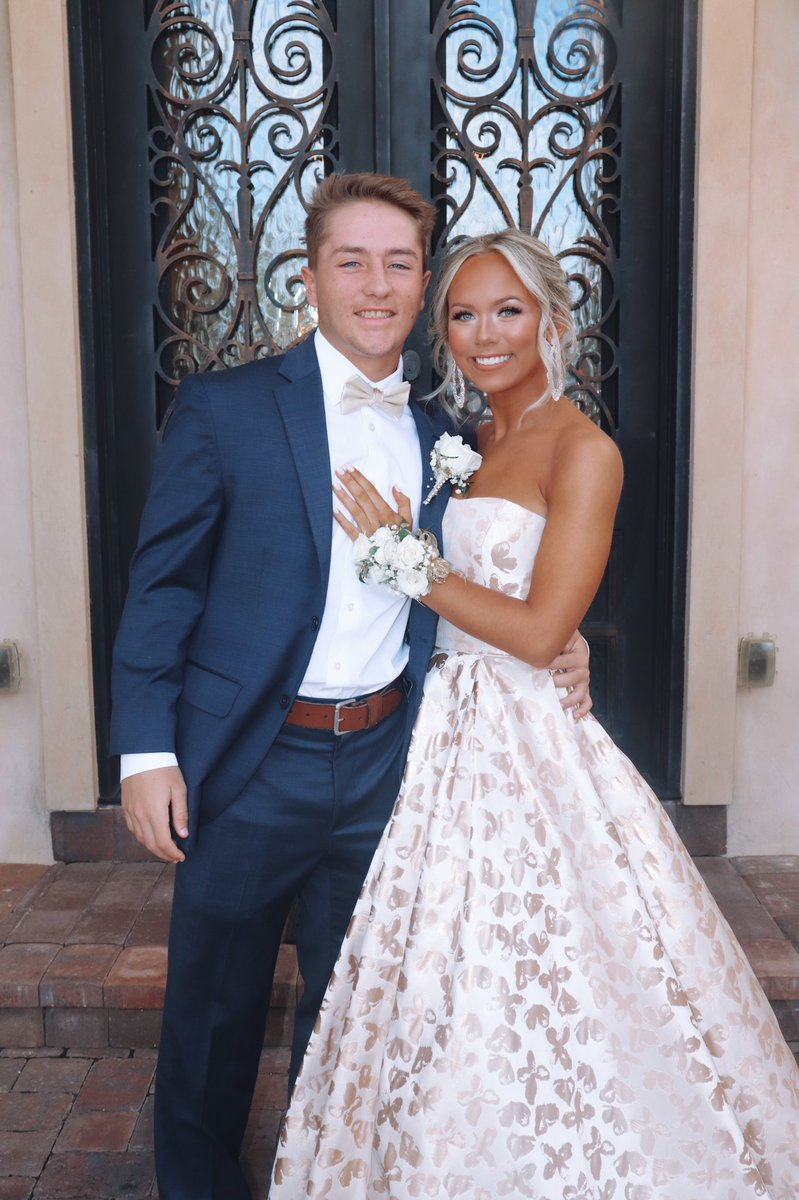 VictoriaE_21's tweet photo. just some prom favorites✨ #sherrihill @SherriHill https://t.co/cDMqfJubic