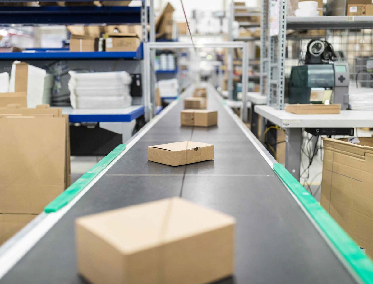 Коробки на складе. Упаковка товара на складе. Упаковка товара на складе. Upokvka tovar. Упаковка товара.