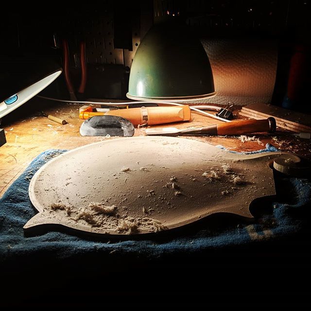 OutlierWorkshop's tweet image. Fussing through some transitions with the most versitile tool in the shop, the lamp! Coming in at a close second, the scraper. #nosandpaper #fmodel #mandolin #luthier #luxo #whatsonyourbench #spruce #oldstandard #lamplight #shadow #handtools #sneeze