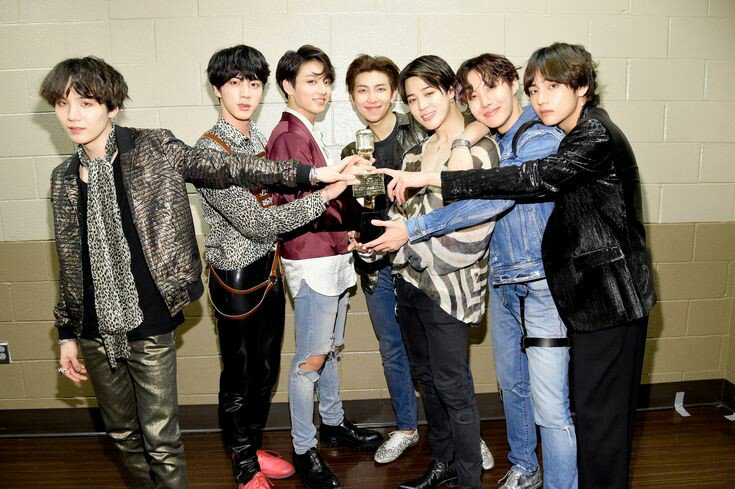 seyonbts's tweet photo. @BTS_twt BTS #BBMAsTopSocial 
Lets get 2019 as well 💪
2017                                   2018 https://t.co/llmPKABaDP