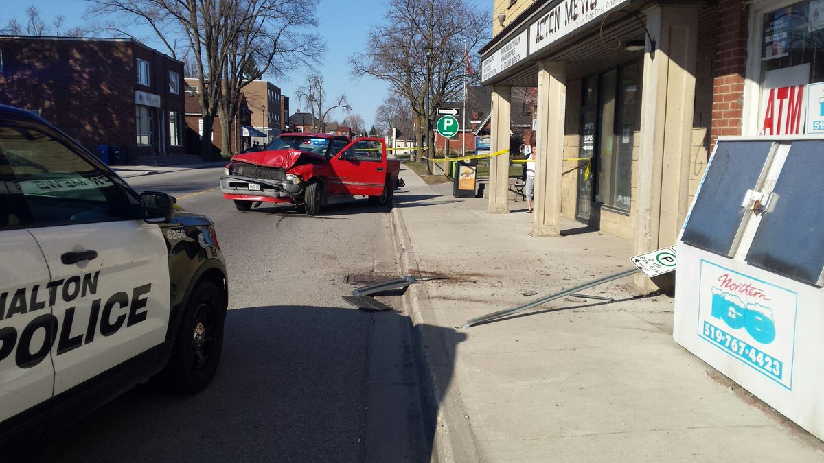 HRPSMiltHH's tweet photo. What started as a 911 call in Milton for suspicious activity/possible impaired ended after pursuit of stolen veh that sideswiped a cruiser &amp; crashed in Acton. 3 now in custody. Driver facing impaired by drug, dangerous drive &amp; stolen property charges. Investigation ongoing. ^jf https://t.co/7G8tqNeGlX