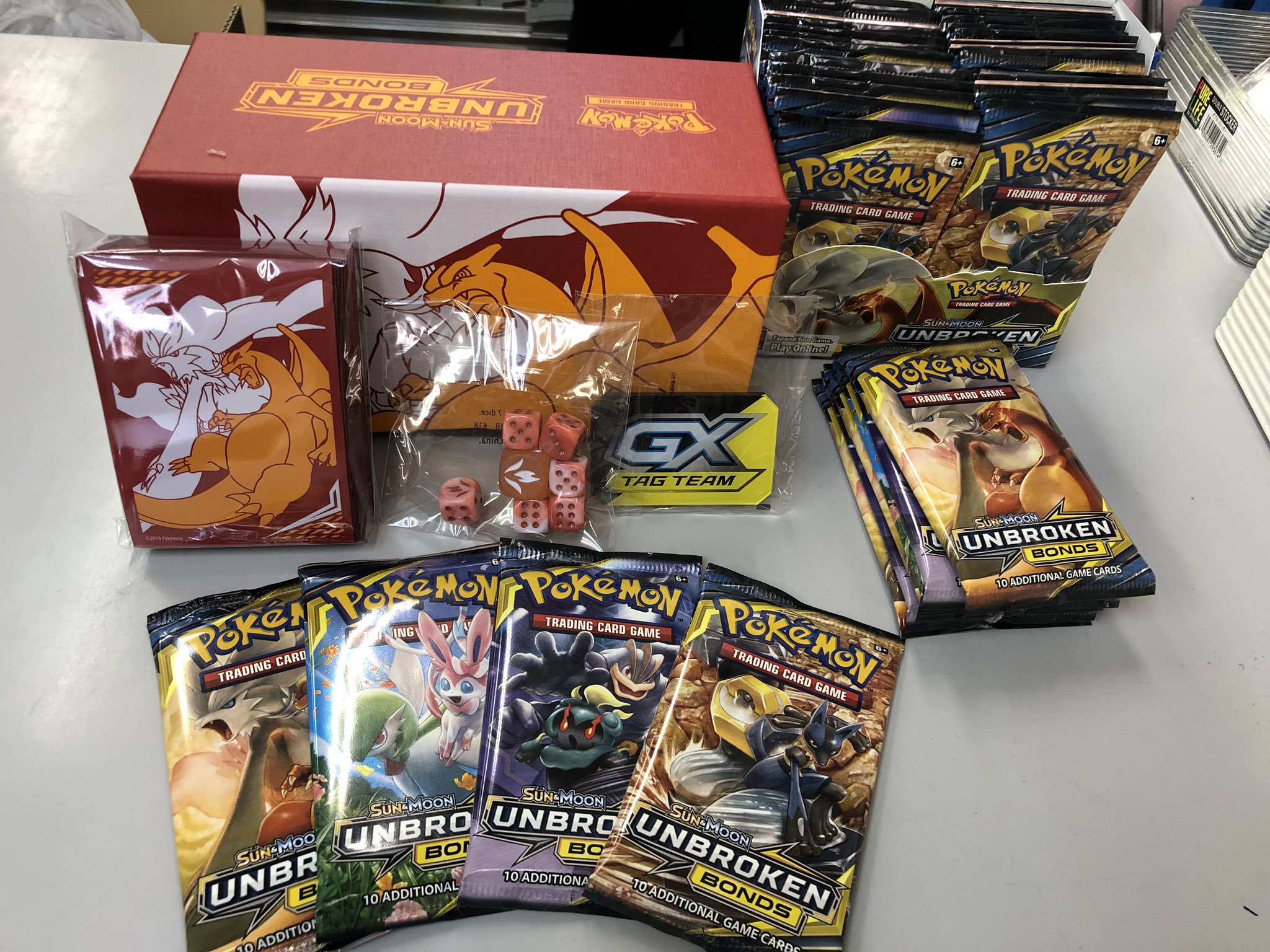 秋葉原チェルモ Cherumoakiba 海外版 ポケモンカード エリートトレーナーズボックス パック入荷しました 収録は ダブルブレイズ フルメタルウォール ナイトユニゾン ダイスも赤でカッコいいです デッキシールドも日本版と違いこちらも