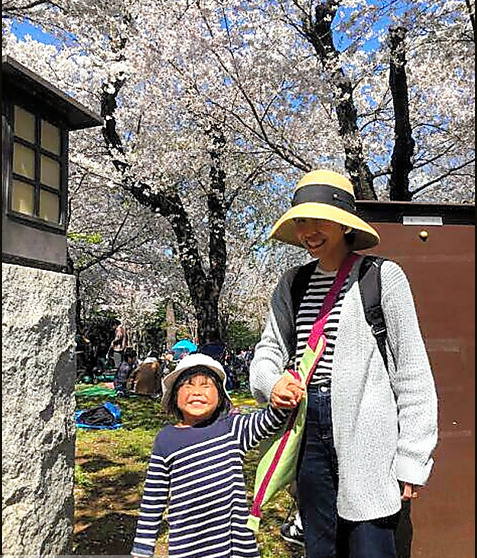 yatsu_n's tweet photo. 池袋の暴走事故で亡くなられたお母さんと娘さん。残されたご主人が「今後の事故防止のためになるなら」と写真を提供してくださった。事故現場にあったのとおそらく同じ帽子をかぶる楽しそうな姿に、胸がはりさけそうだ。https://t.co/JqUSoaTbTP https://t.co/VrHTYXOITx