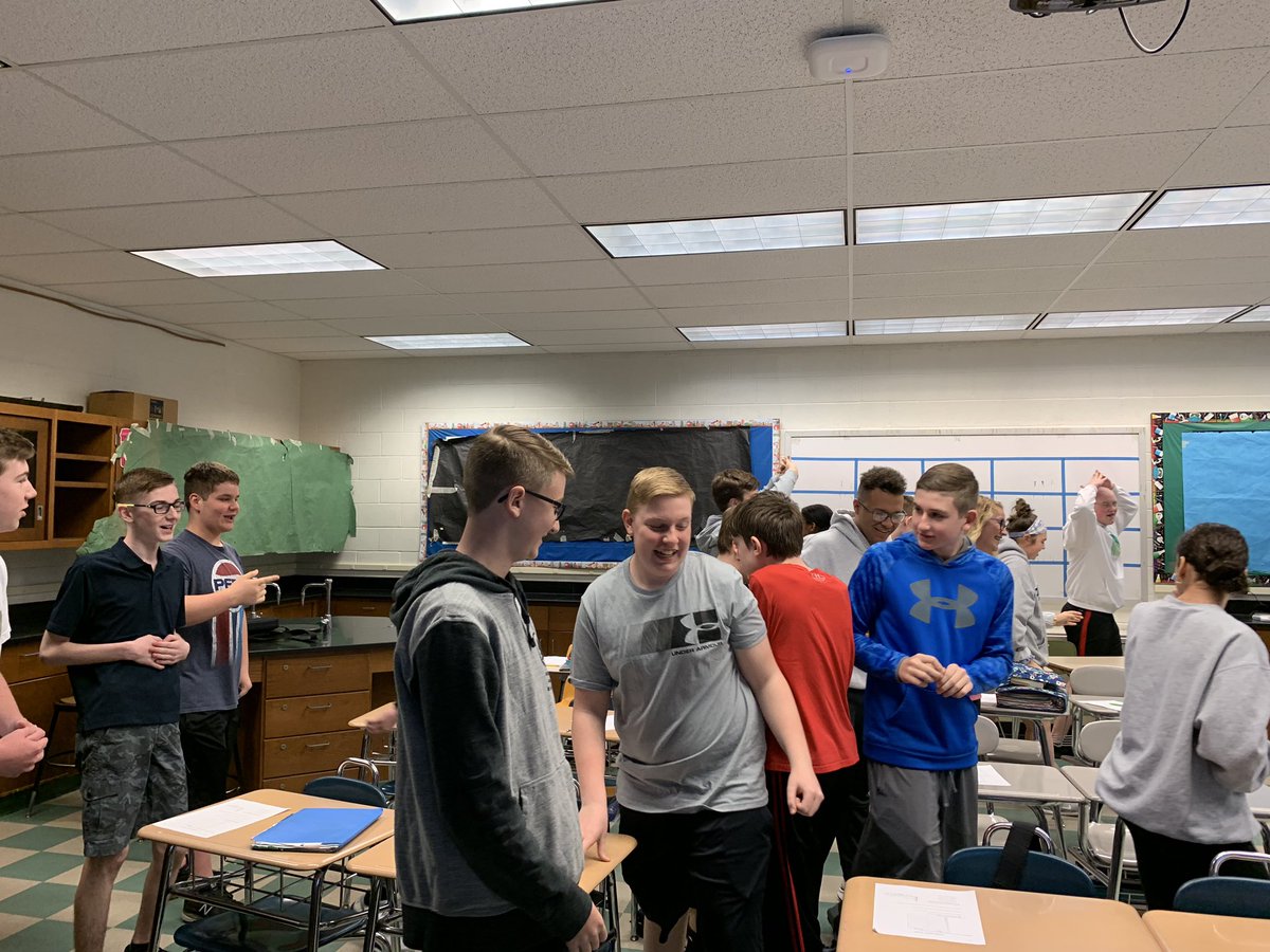 MrsNolanCCMS's tweet image. This may look like chaos but #mariners learned about carrying capacity by modeling how animal populations can change based on available resources. 🦌💦🍎🏠#learnbyexample #activescience #falconpride #scienceallday