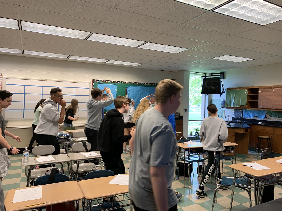 MrsNolanCCMS's tweet image. This may look like chaos but #mariners learned about carrying capacity by modeling how animal populations can change based on available resources. 🦌💦🍎🏠#learnbyexample #activescience #falconpride #scienceallday