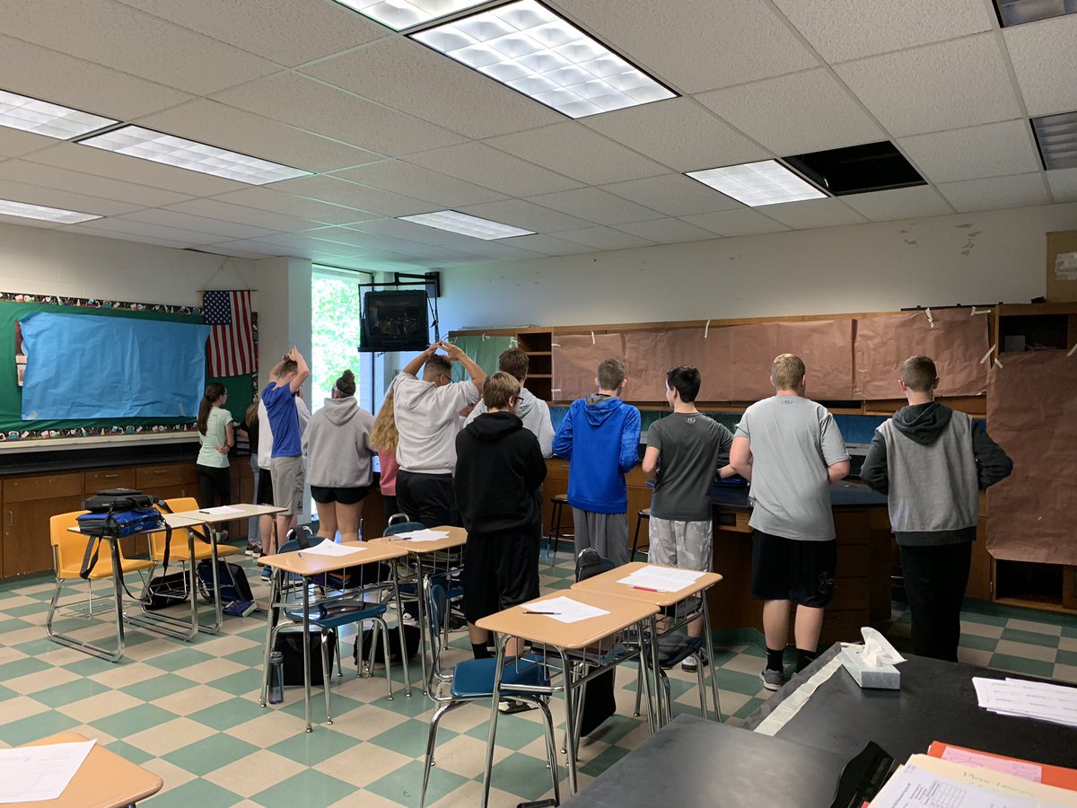 MrsNolanCCMS's tweet image. This may look like chaos but #mariners learned about carrying capacity by modeling how animal populations can change based on available resources. 🦌💦🍎🏠#learnbyexample #activescience #falconpride #scienceallday
