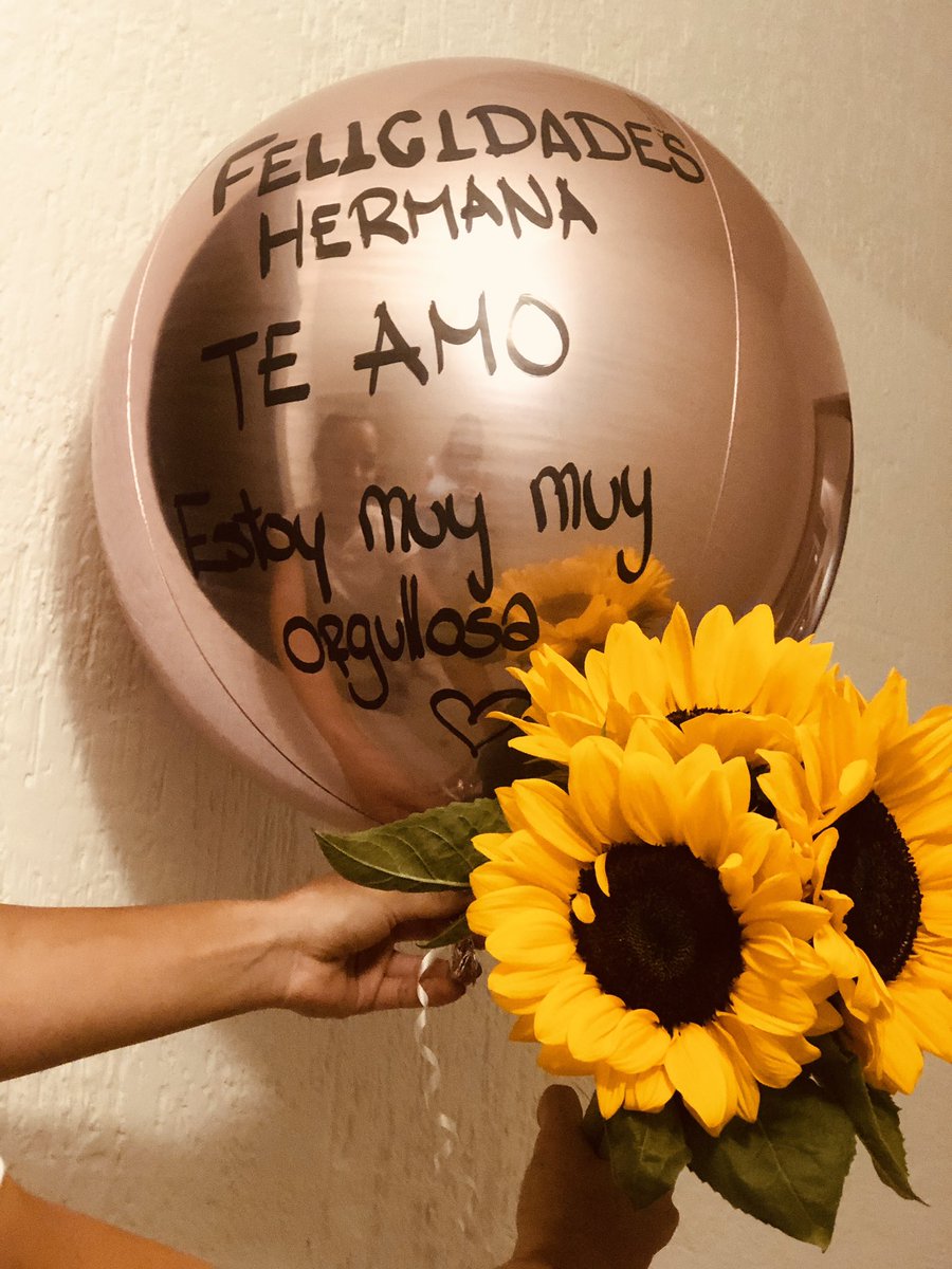 christyponcel's tweet photo. Que tu hermana, tu novio y tus amigos se emocionen más que tu cuando pasas tesis es lo más bonito 🥰🙌🏻😍🤩 #thanksforthepresent #FeelingLoved https://t.co/89EDysVXFG