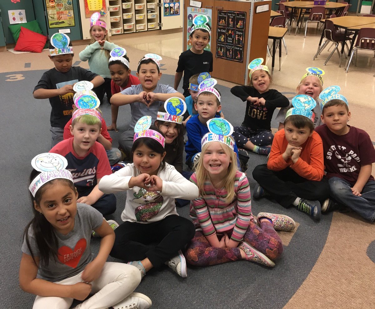 MaryMolumby's tweet photo. Earth Day 2019! #WeLoveTheEarth #kindergartenrocks #welovehats #ssplearns #bettertogetherkec #ssppride https://t.co/0z7kq28pNZ