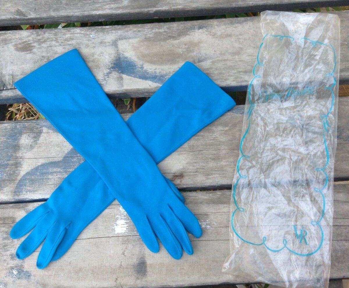Vintage Elbow Length Gloves in a fabulous teal blue by Van Raalte with original bag

ebay.com/itm/2738118610…

#vintageburlesque #vintagepinup #vintagegloves #50sglamour