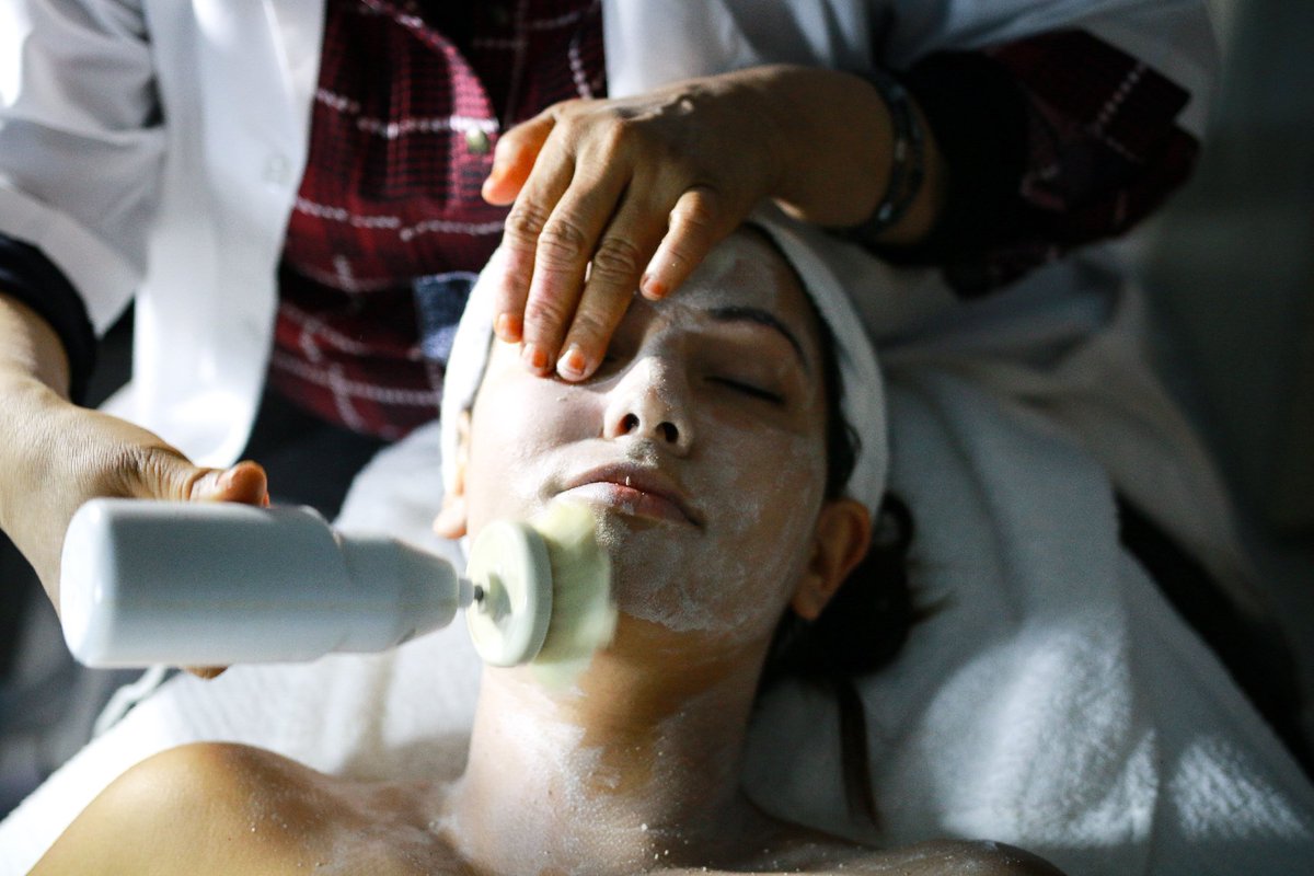 DesiThreading's tweet image. Scrubbing the stress of yesterday away!
Our advanced facials leave you relaxed, revived, and ready to take on another day! Who's ready? 🙋
#salon #spa #facial #advancedfacial #skin #skincare #relaxation