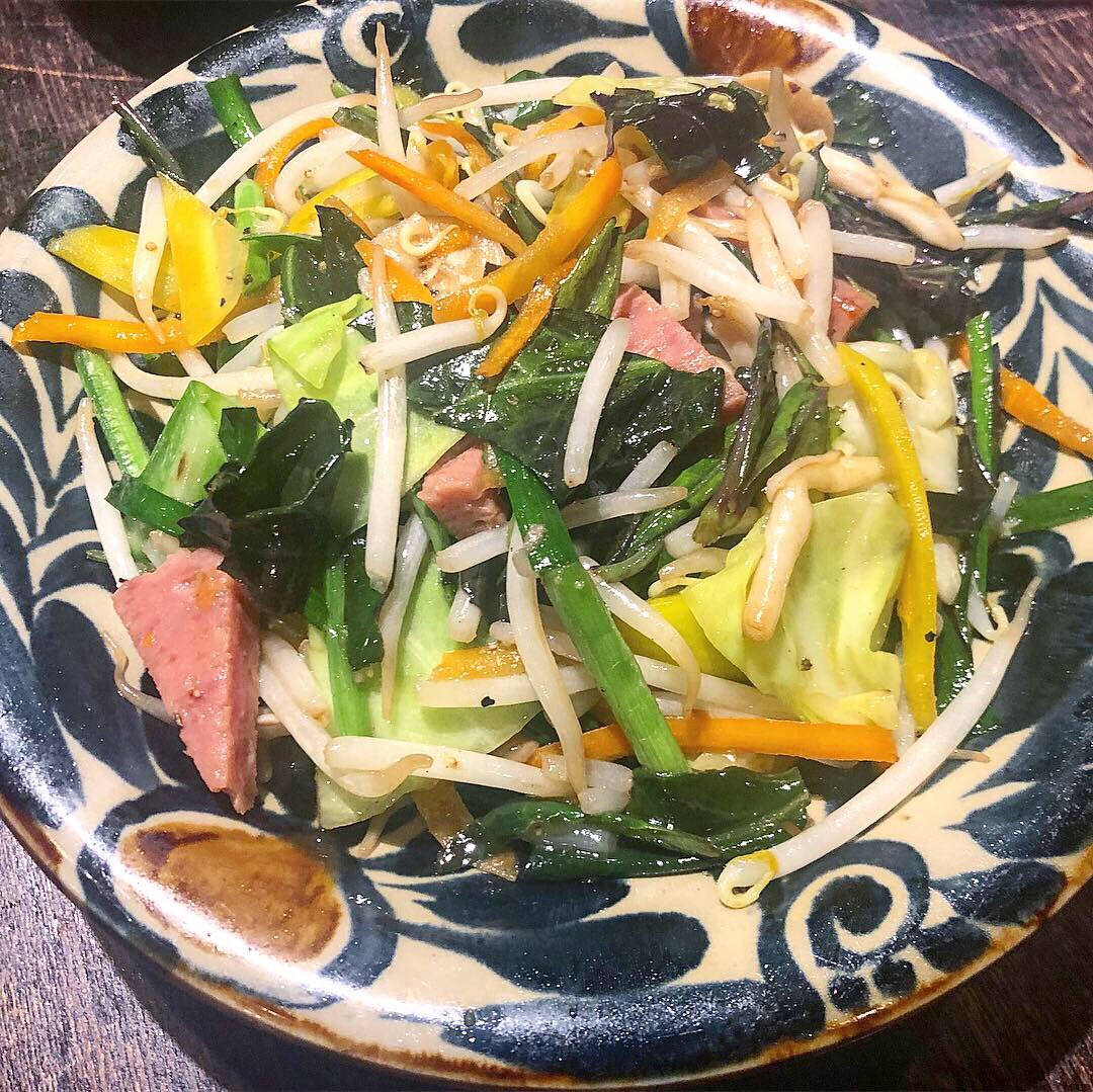 昼メシ部長 A Twitter 沖縄倶楽部 源さん 新橋 日替わり定食 ハンダマ 金時草 とキノコのちゃんぷる ミニそば ご飯 小鉢付 ๑ ๑ 沖縄 ランチ 定食 東京 日本 野菜 Japan Tokyo Yummy Yum Lunch Dinner Vegetables Okinawa 美味しい