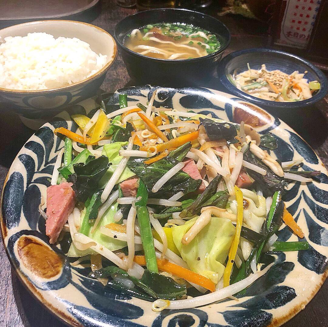 昼メシ部長 A Twitter 沖縄倶楽部 源さん 新橋 日替わり定食 ハンダマ 金時草 とキノコのちゃんぷる ミニそば ご飯 小鉢付 ๑ ๑ 沖縄 ランチ 定食 東京 日本 野菜 Japan Tokyo Yummy Yum Lunch Dinner Vegetables Okinawa 美味しい