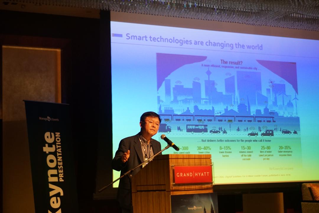 MEgroup_Asia's tweet photo. Discovering cases of #smart #Sustainable #cities with Mr. Kyong-Yul Lee, Secretary General of @WeGov_org Korea #smartcities #SmartConventionKL #IoT #sustainability #development #technology https://t.co/nxxDApsydf