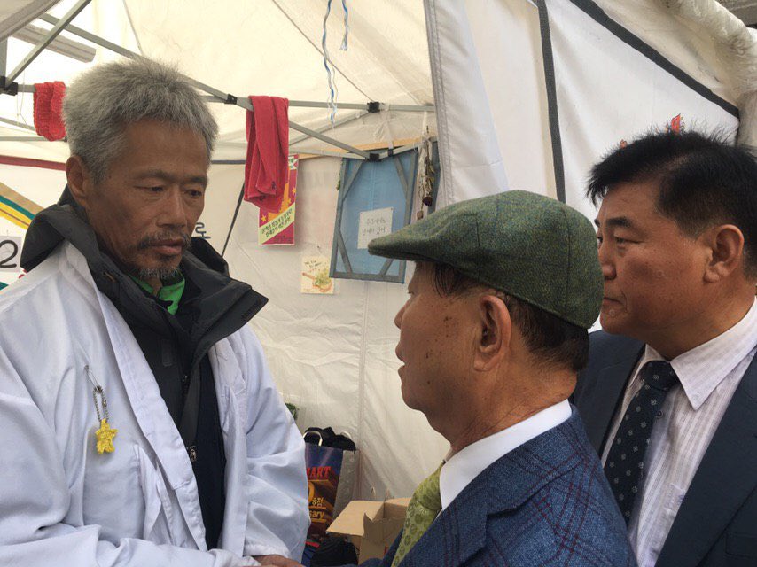 오전 10시 #콜텍 교섭이 진행됐던 한국가스공사에서 조인식이 열렸습니다. 직전 박영호사장은 임재춘조합원의 단식 천막을 찾았습니다. 노사합의로 노동자들이 겪은 13년 고통의 세월이 사라지는 건 아니지만, 다행입니다. 
잠시후 11시부터는 등촌동 콜텍 본사 앞에서 마지막 기자회견이 진행됩니다.