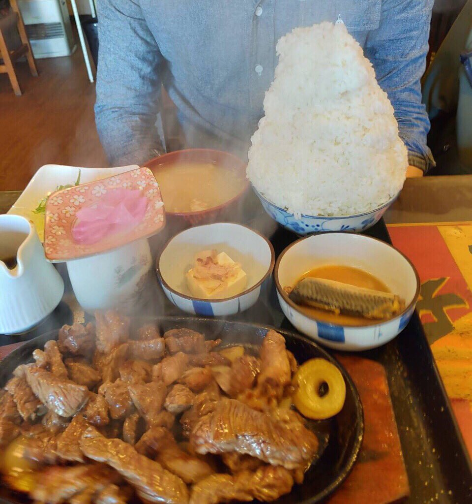 涼ネテ 北海道ミン Ryo Nete 札幌には牛太郎という定食屋があるけど そこのご飯大盛りが漫画盛りでござる 左が大 盛 右が普通 私は 普通のご飯少なめ 一般の店の大盛り で十分 知らずに少食の人が頼むと死ぬと思いますので ご注意を 牛太郎 デカ