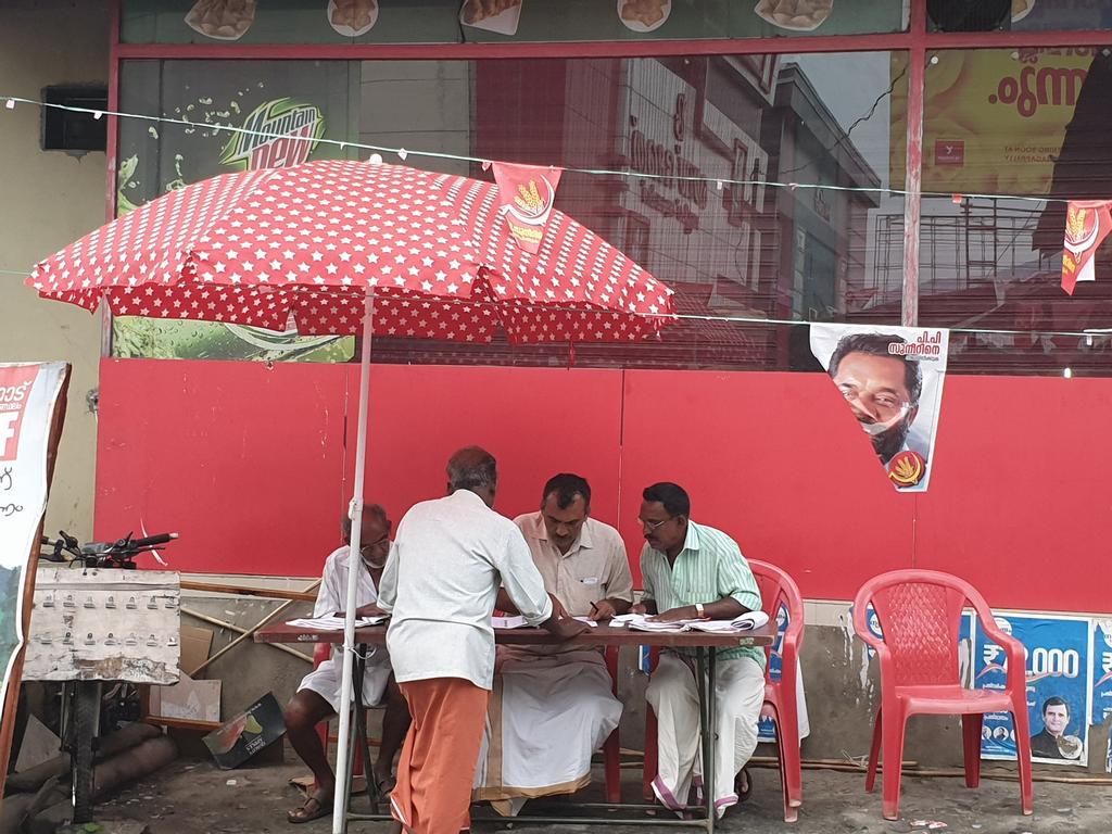 Cloudy day in #Wayanad the umbrellas are out! @aajtak @IndiaToday #ThirdPhaseVoting #IndiaElects