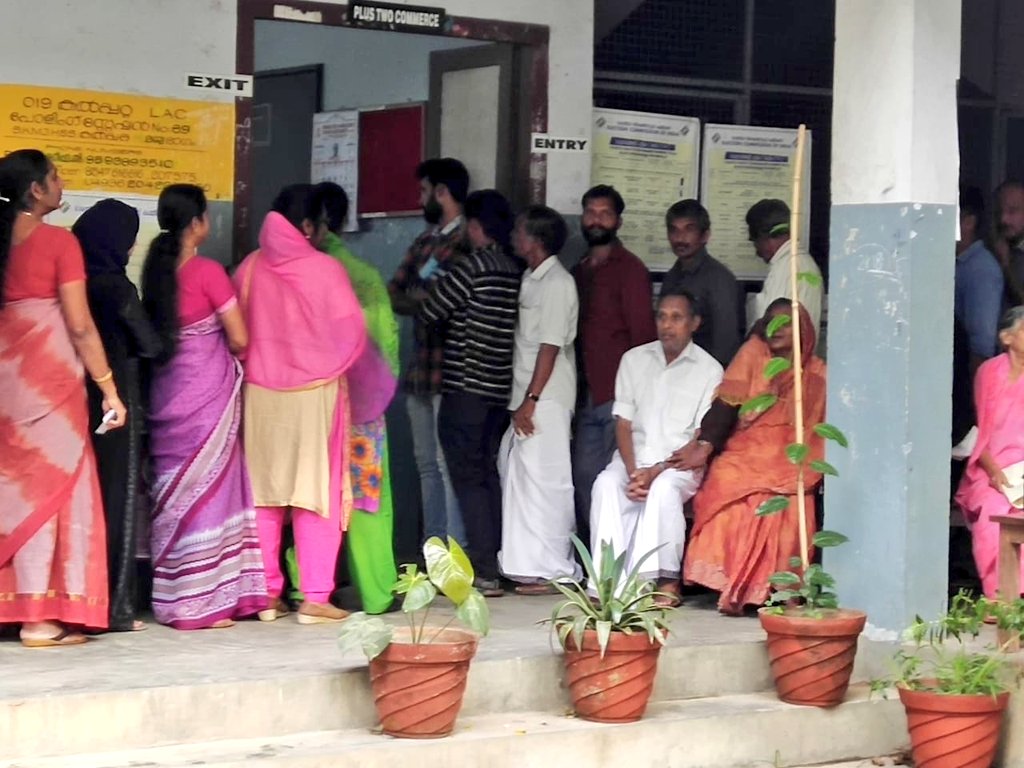 Wayanad voters line up to exercise their franchise! #Wayanad #IndiaElects #ThirdPhaseVoting