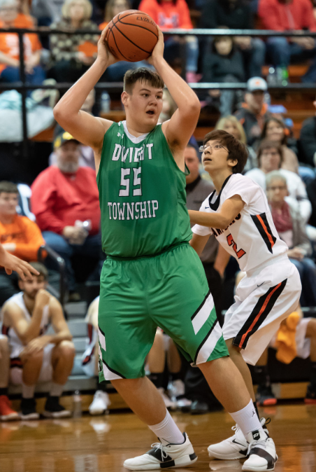 dhrecruits's tweet photo. 🎥NEW HIGHLIGHT VIDEO🎥

#DarkHorse 2020 6'6 F Lane Thompson (Dwight Township HS, IL) is an absolute horse in the middle, but he dominates the glass and scores inside with the help of smooth footwork and good hands. Highlights: https://t.co/YHucEAwzpq https://t.co/jGIUNlOWB4