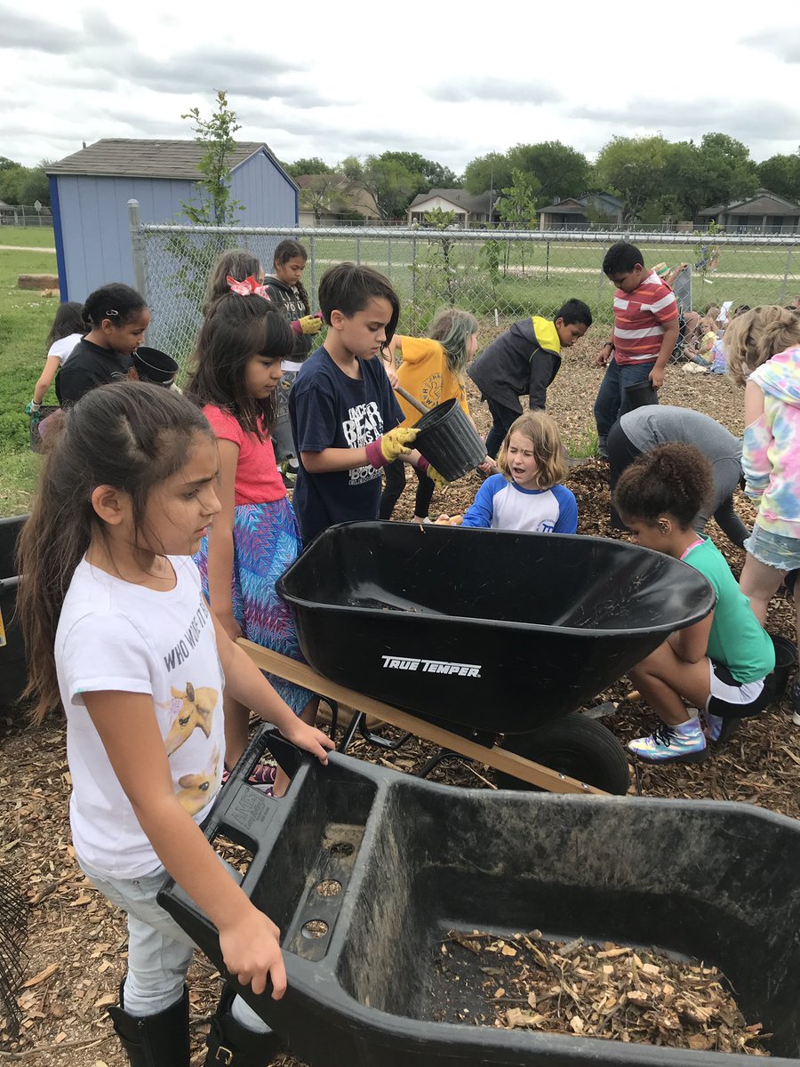MrsCrockerRocks's tweet photo. Helping out with mulching our garden today! #AISDGreen @AustinISDGreen @BooneBears #EarthDay2019 #EarthDayIsEveryDay https://t.co/KcMJT9FGNg