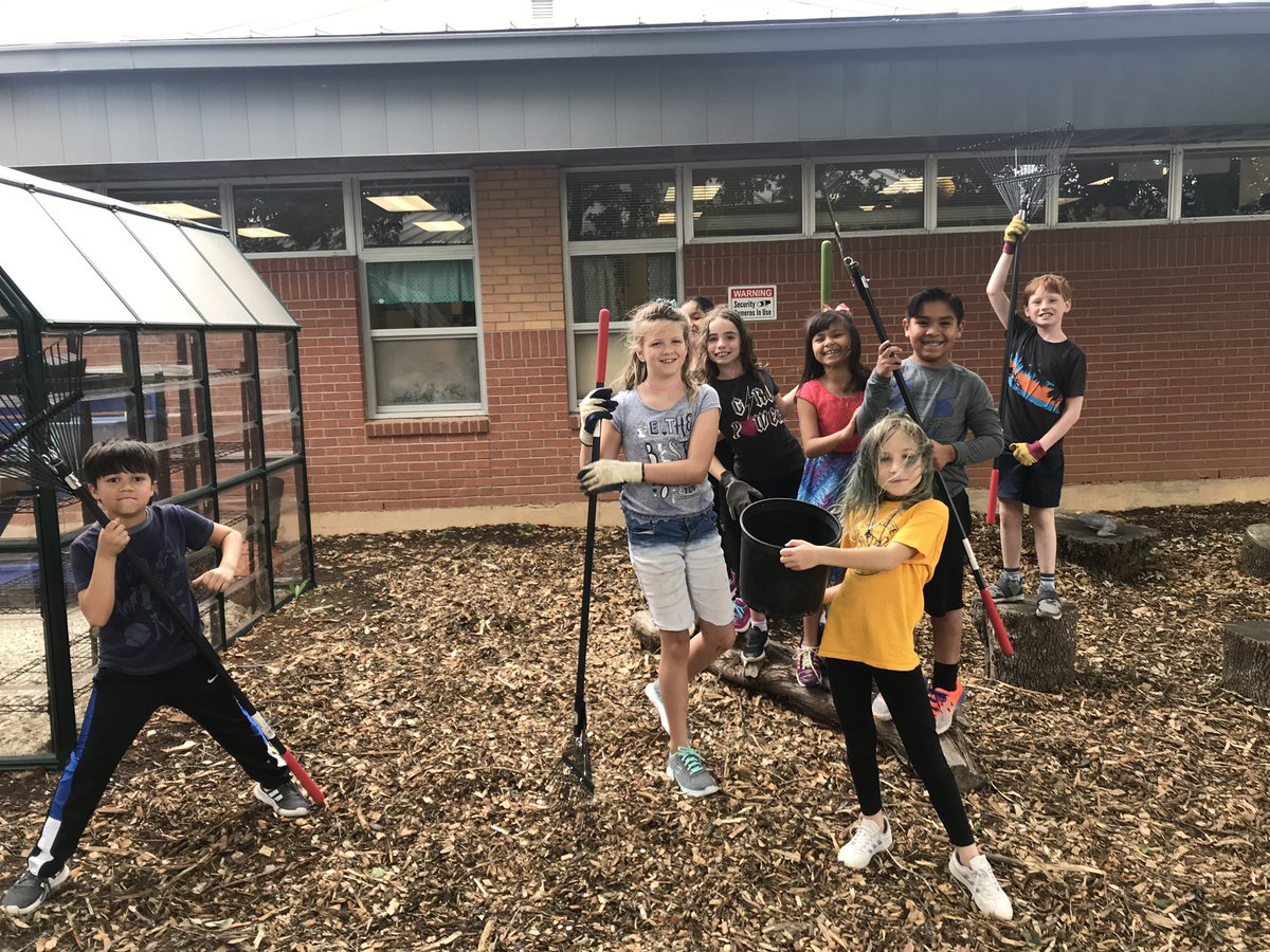 MrsCrockerRocks's tweet photo. Helping out with mulching our garden today! #AISDGreen @AustinISDGreen @BooneBears #EarthDay2019 #EarthDayIsEveryDay https://t.co/KcMJT9FGNg