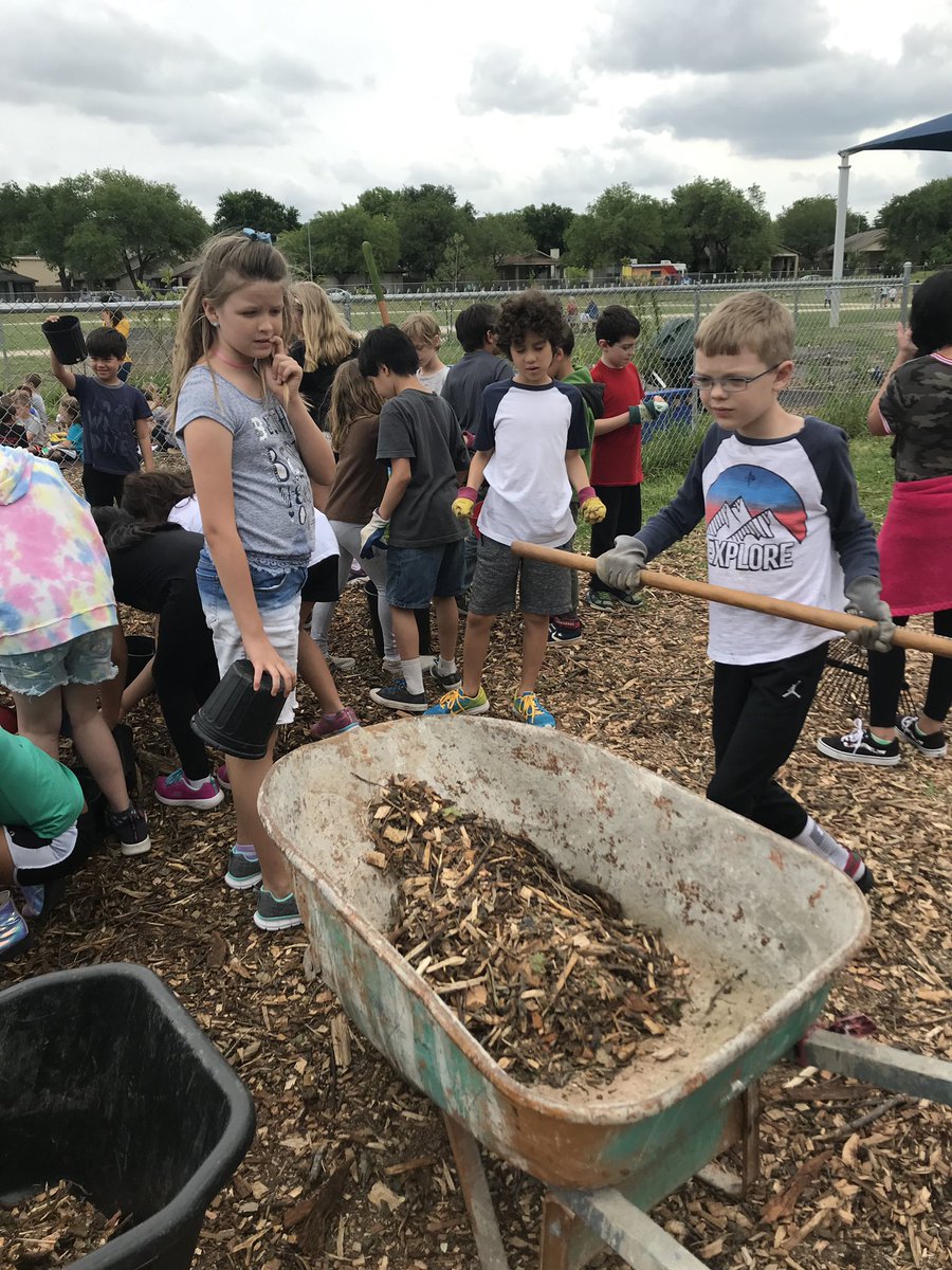 MrsCrockerRocks's tweet photo. Helping out with mulching our garden today! #AISDGreen @AustinISDGreen @BooneBears #EarthDay2019 #EarthDayIsEveryDay https://t.co/KcMJT9FGNg