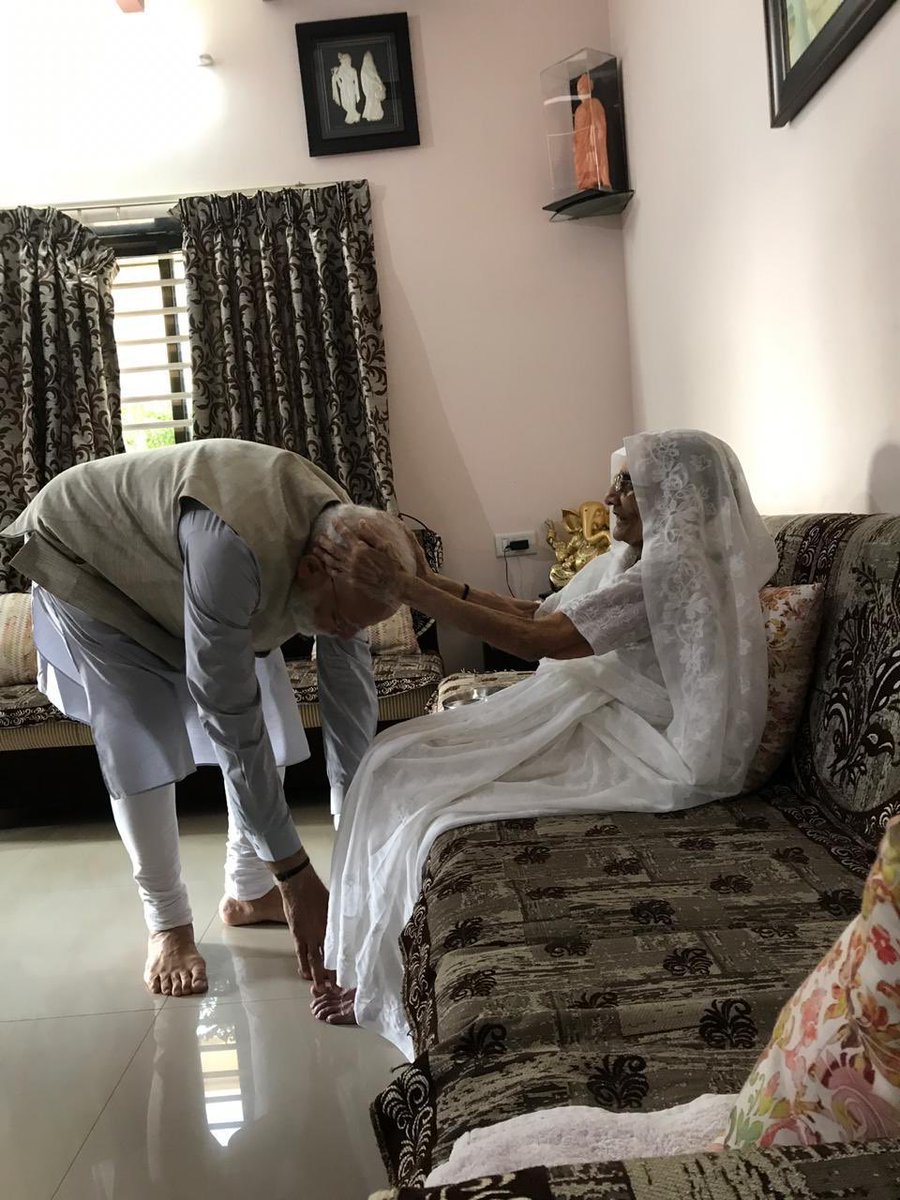 anjanaomkashyap's tweet photo. वोट डालने से पहले माँ से मिले प्रधानमंत्री नरेंद्र मोदी । https://t.co/kieMdfyPya