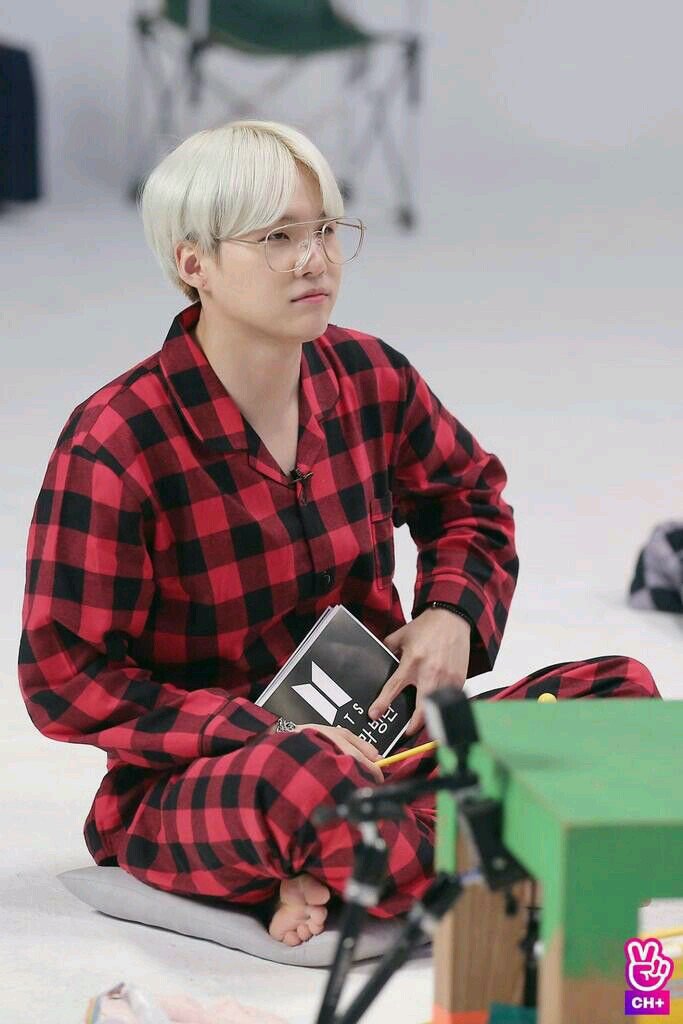 LOveloly_'s tweet photo. @sofiamochi_13 @BTS_twt Es una cosita preciosa con lentes. Con todo, en realidad. 

#BBMAsTopSocial BTS @BTS_twt https://t.co/hkloyZi0Gm