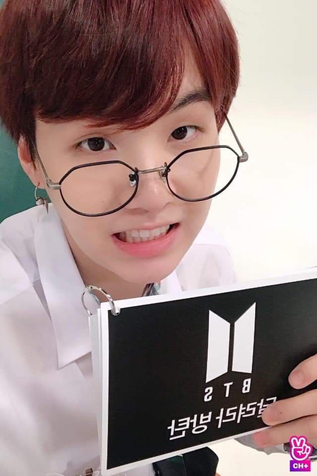 LOveloly_'s tweet photo. @sofiamochi_13 @BTS_twt Es una cosita preciosa con lentes. Con todo, en realidad. 

#BBMAsTopSocial BTS @BTS_twt https://t.co/hkloyZi0Gm
