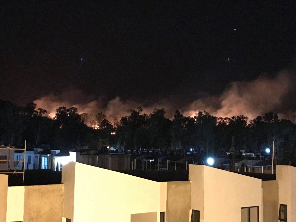 Trafico_ZMG's tweet image. Incendio en el #BosqueCentinela por la zona de Cañadas, cede el paso a las unidades de emergencia 
#IncendioZMG