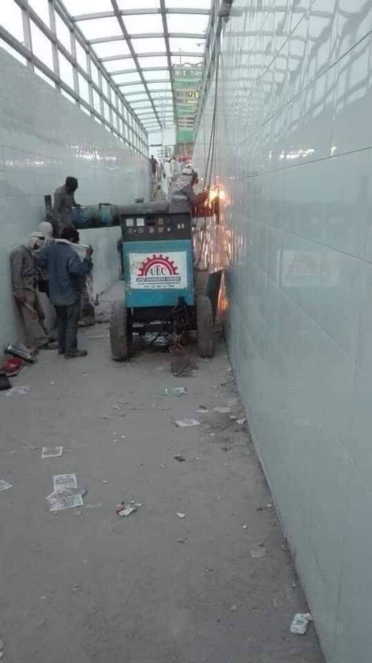 HamzaKh39808768's tweet photo. وہ جو گیس پائپ پٹواریوں، چمعوتیوں، فضلانڈوؤں اور لفافوں کی بہت چیخیں نکلوا رہا تھا، الحمدللّٰہ، اب وہ گیس پائپ متبادل انتظام ہونے کے بعد نکلوا دیا گیا۔

اب پٹواری اگر ایک باپ کی اولاد ہیں تو لاہور میٹرو کے قرطبہ سٹیشن پر لگا گیس پائپ جسٹیفائی کرکے دکھائیں!
#EightMonthsOfPTI https://t.co/g3peAgpt3p